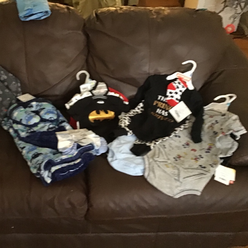 New infant to three month baby clothes blanket and grip bag